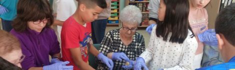 Panellets amb els avis de l'Hospital de Dia