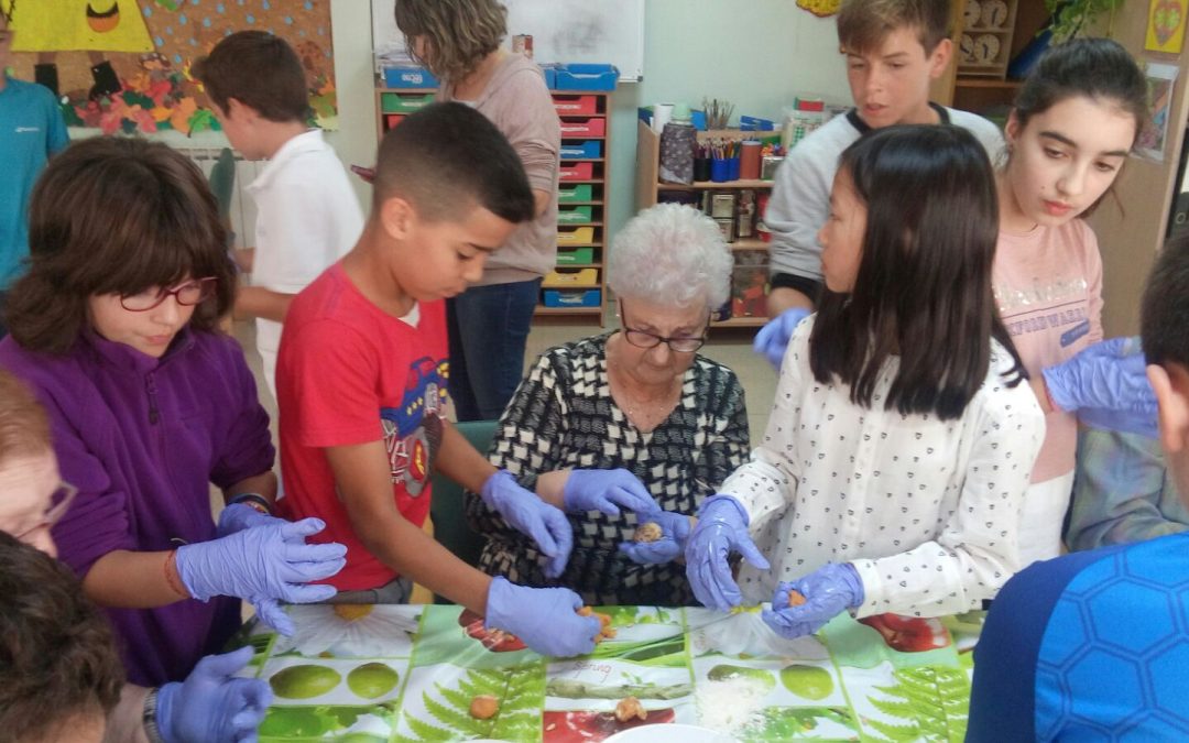 Panellets amb els avis de l’Hospital de Dia