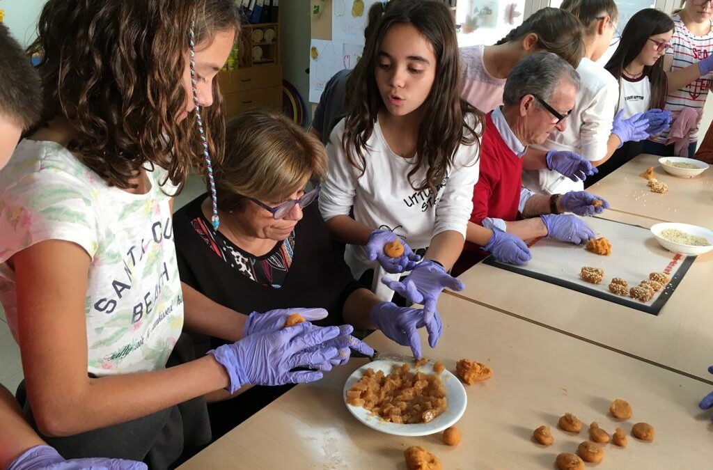 Projecte Aprenentatge-Servei: fem panellets amb els avis i àvies de l’Hospital de Dia